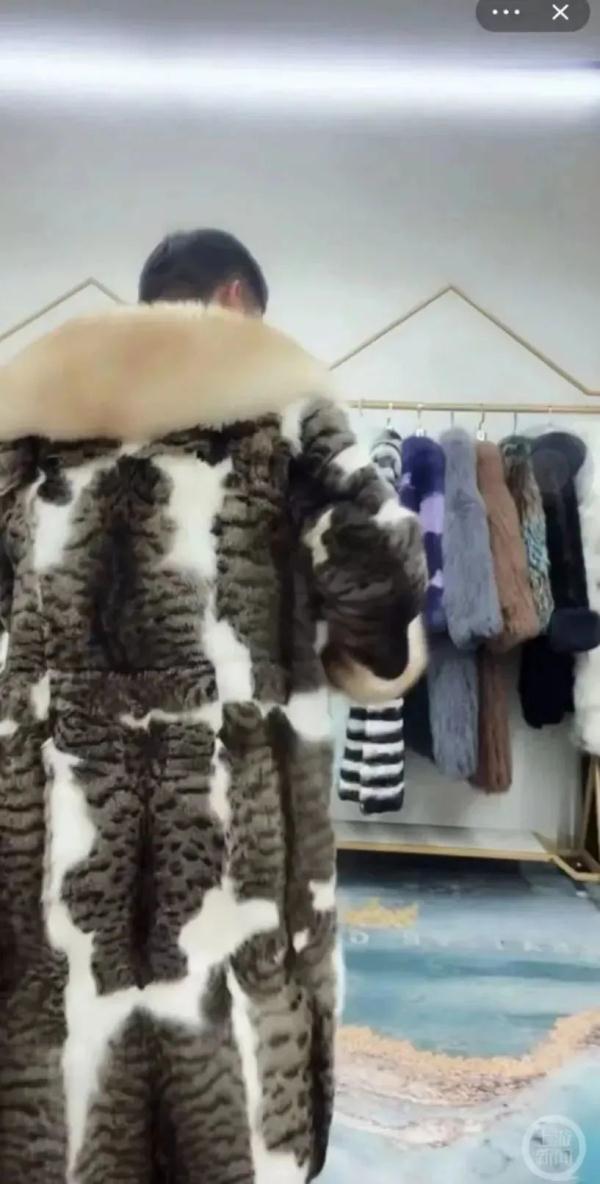 直播间卖这种衣服，不违法吗？ 执法部门这样回应