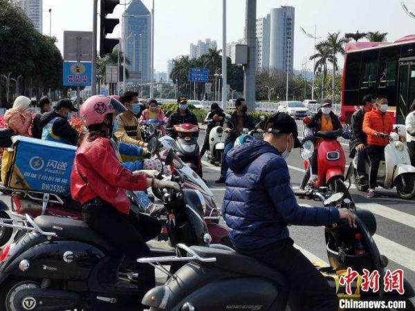 多地明确骑电动自行车须戴头盔 有城市免费赠送