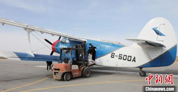 5万亩“树种球”飞播试验造林在塔克拉玛干沙漠边缘实施 5万亩“树种球”飞播试验造林在塔克拉玛干沙漠边缘实施