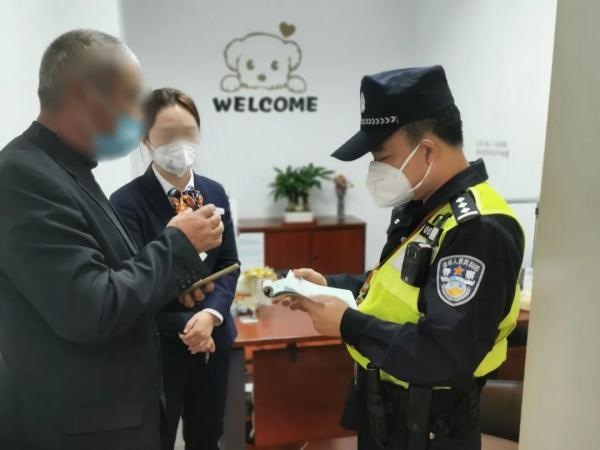 虚构身份行骗老人 警银携手及时挽损