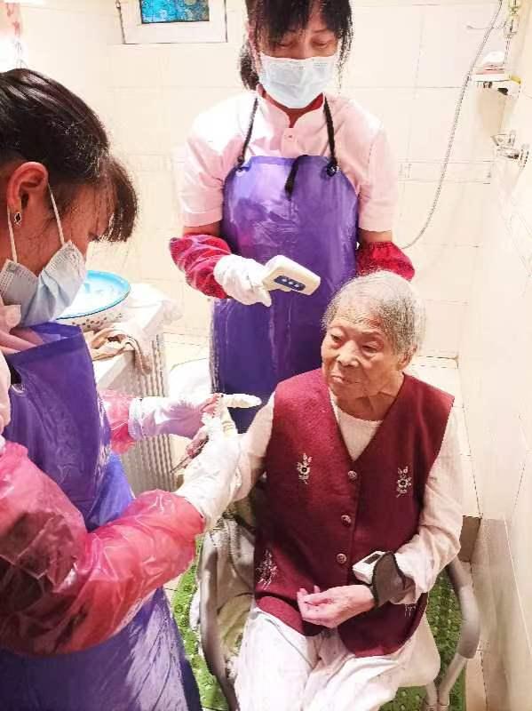 最近火了的助浴师，可不只是简单帮老人洗个澡