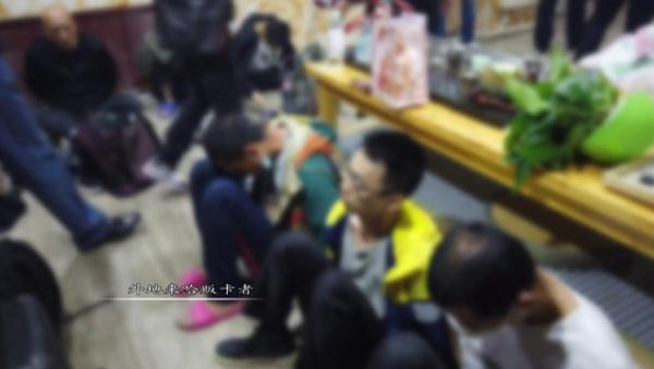 天南地北结伴来到哈尔滨，足不出户，只做一件事！很快，被警察盯上了！