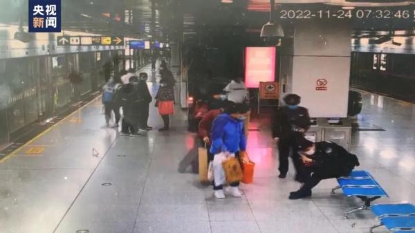 这个踉踉跄跄的身影,坚定又勇敢! 这个踉踉跄跄的身影,坚定又勇敢!