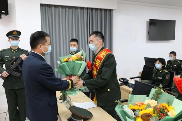 退伍老兵，向军旗告别