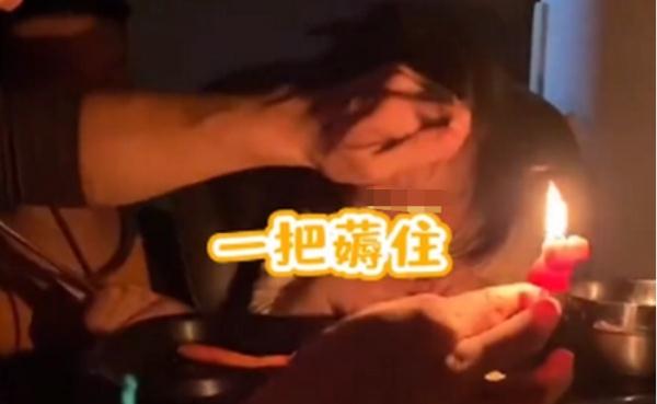女生举蛋糕为男友庆生 意外引燃其头发