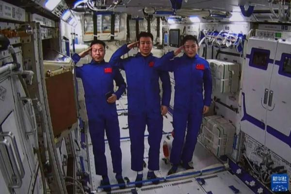 顺利出舱×3，重返地球！“检查作业的爸爸”回来了！