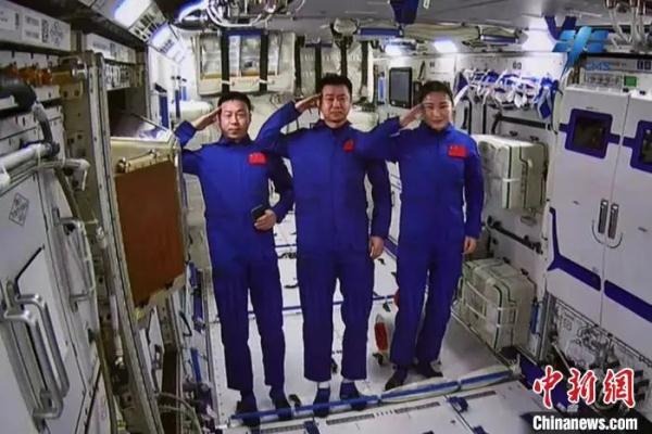 顺利出舱×3，重返地球！“检查作业的爸爸”回来了！