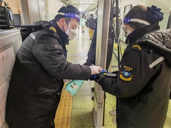 北京公交地铁今起不再查验48小时核酸，记者实地探访