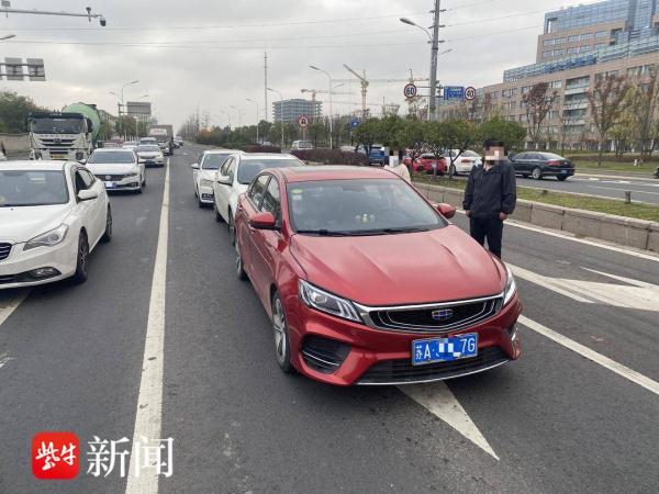 心急上班红绿灯处加速抢行，结果因追尾致三车连撞