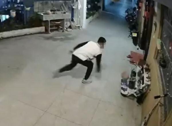 男孩打球不慎碰碎花盆留纸条和10元钱道歉，花盆主人：很有担当
