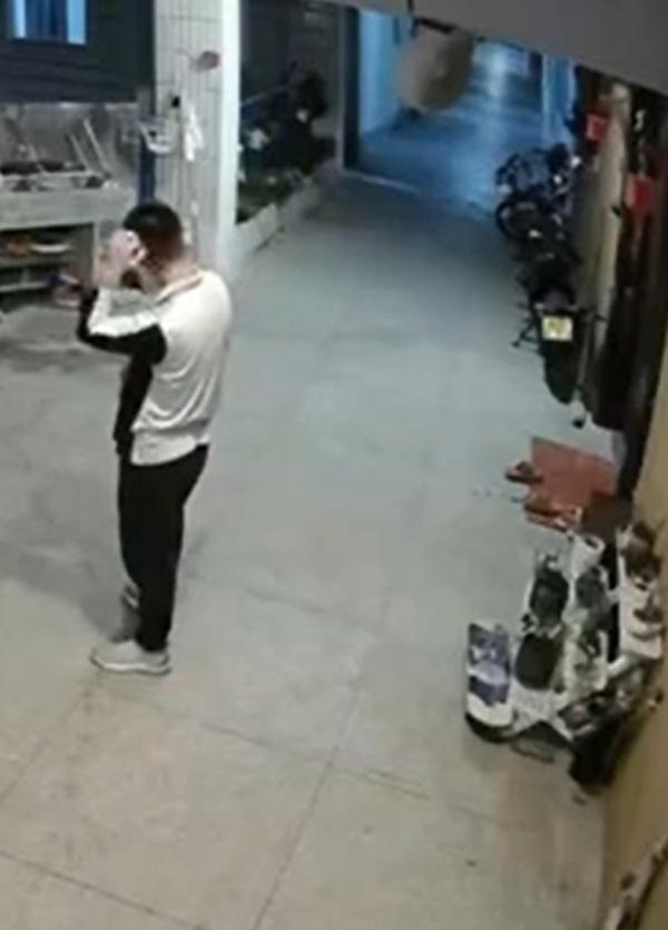 男孩打球不慎碰碎花盆留纸条和10元钱道歉，花盆主人：很有担当