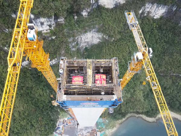 重庆渝湘复线高速磨寨乌江特大桥建设取得新进展