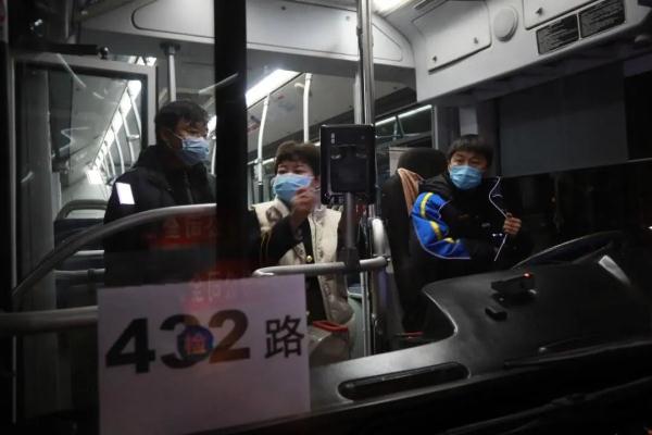 “不停线、不断线、不甩站”，疫情中北京公交人这样保运营——