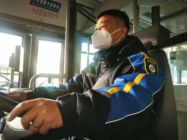 “不停线、不断线、不甩站”，疫情中北京公交人这样保运营——