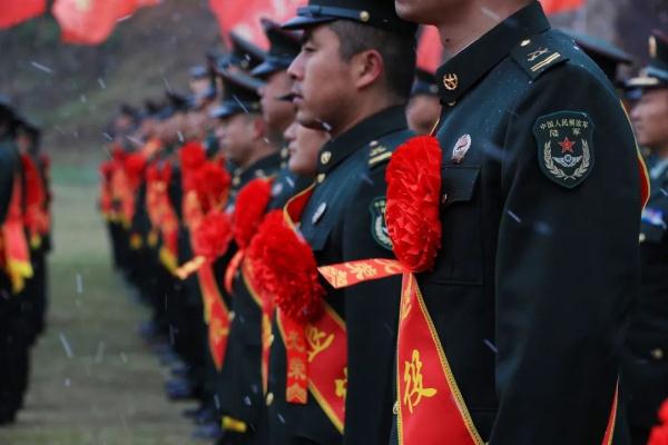 雪花纷飞时,退伍老兵与军营告别 雪花纷飞时,退伍老兵与军营告别