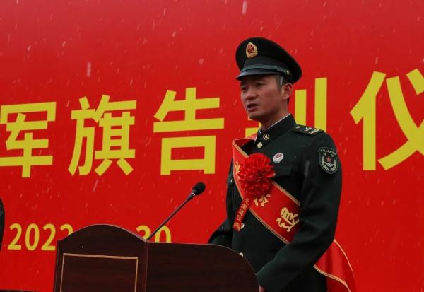 雪花纷飞时,退伍老兵与军营告别 雪花纷飞时,退伍老兵与军营告别