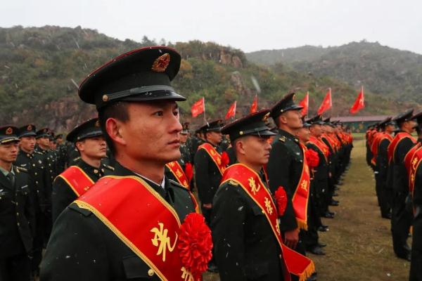 雪花纷飞时,退伍老兵与军营告别 雪花纷飞时,退伍老兵与军营告别
