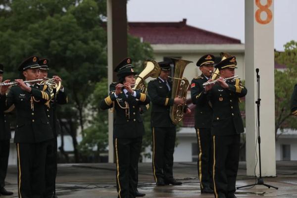 雪花纷飞时,退伍老兵与军营告别 雪花纷飞时,退伍老兵与军营告别