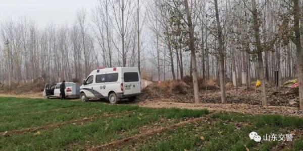 荒唐!无证、脱保、未年审 男子为躲交警钻坟地 荒唐!无证、脱保、未年审 男子为躲交警钻坟地