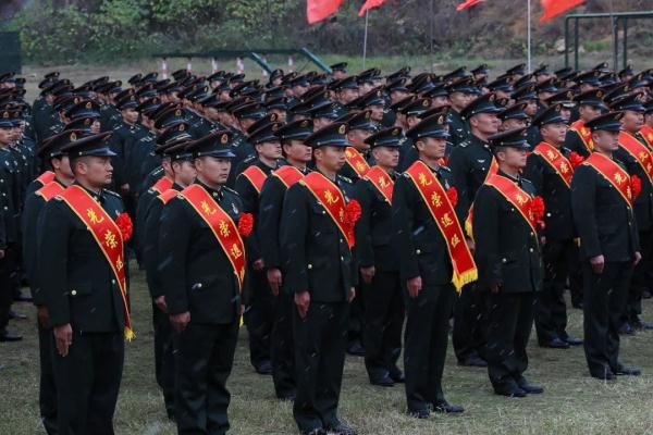 雪花纷飞时,退伍老兵与军营告别 雪花纷飞时,退伍老兵与军营告别