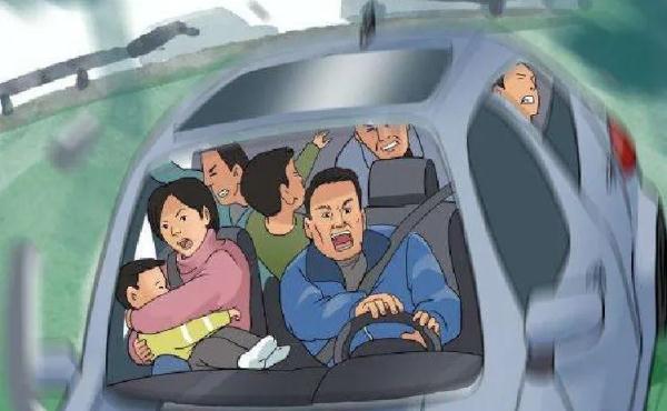 年度“超”哥!5座皮卡车塞进14人,超员180% 年度“超”哥!5座皮卡车塞进14人,超员180%