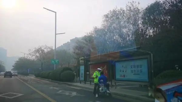 郑州重启限行首日 你上班迟到了吗? 郑州重启限行首日 你上班迟到了吗?