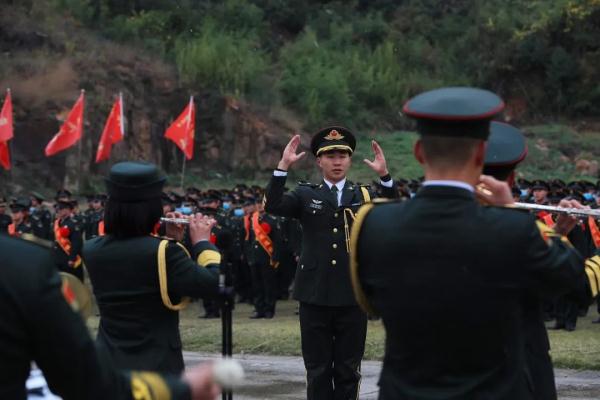 雪花纷飞时,退伍老兵与军营告别 雪花纷飞时,退伍老兵与军营告别
