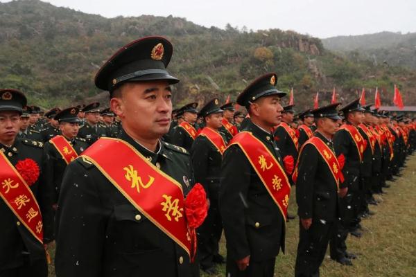 雪花纷飞时,退伍老兵与军营告别 雪花纷飞时,退伍老兵与军营告别