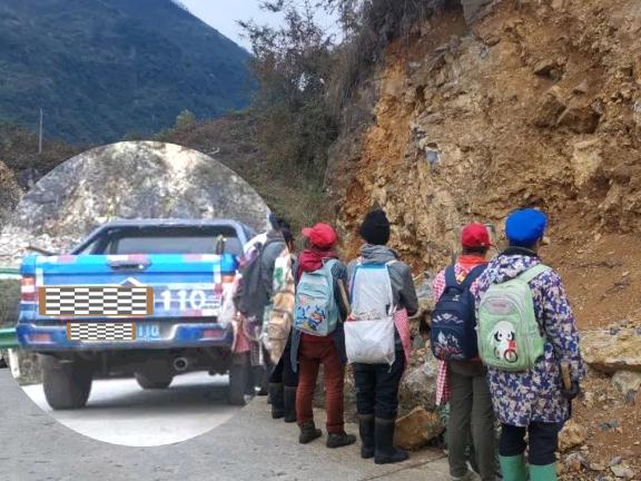 年度“超”哥!5座皮卡车塞进14人,超员180% 年度“超”哥!5座皮卡车塞进14人,超员180%