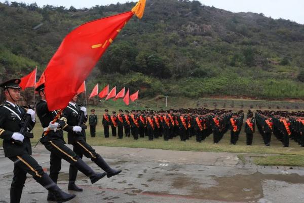 雪花纷飞时,退伍老兵与军营告别 雪花纷飞时,退伍老兵与军营告别