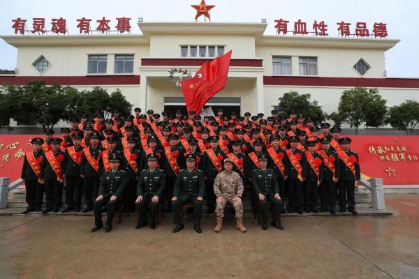 雪花纷飞时,退伍老兵与军营告别 雪花纷飞时,退伍老兵与军营告别