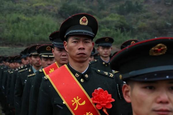 雪花纷飞时,退伍老兵与军营告别 雪花纷飞时,退伍老兵与军营告别