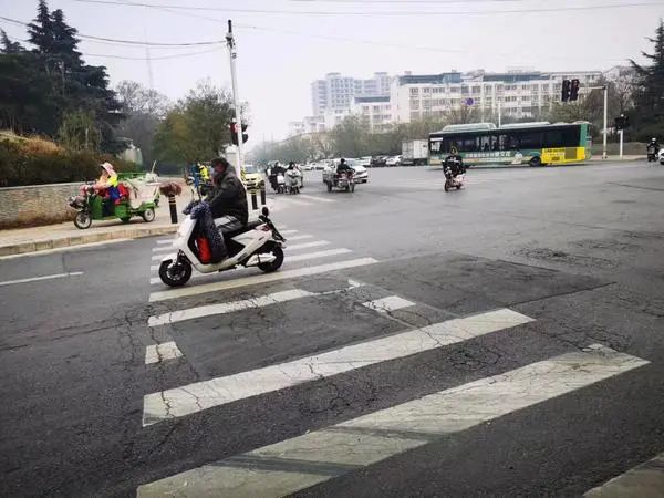 郑州重启限行首日 你上班迟到了吗? 郑州重启限行首日 你上班迟到了吗?