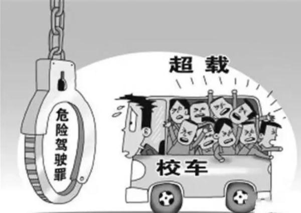 年度“超”哥!5座皮卡车塞进14人,超员180% 年度“超”哥!5座皮卡车塞进14人,超员180%