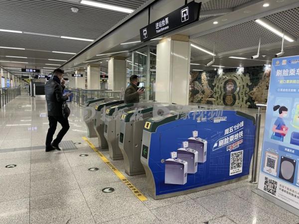 告别健康码！记者实拍郑州地铁站内健康码标识被撤下