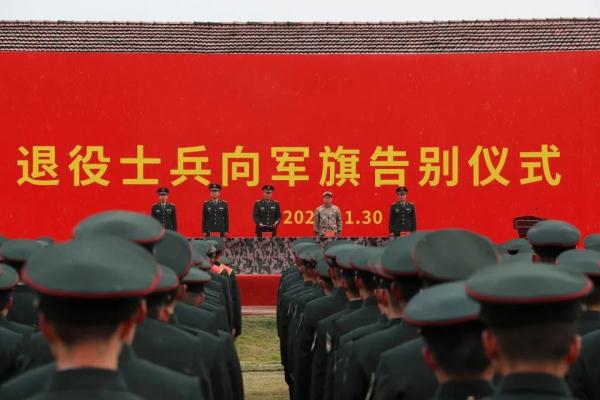 雪花纷飞时,退伍老兵与军营告别 雪花纷飞时,退伍老兵与军营告别