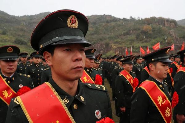 雪花纷飞时,退伍老兵与军营告别 雪花纷飞时,退伍老兵与军营告别