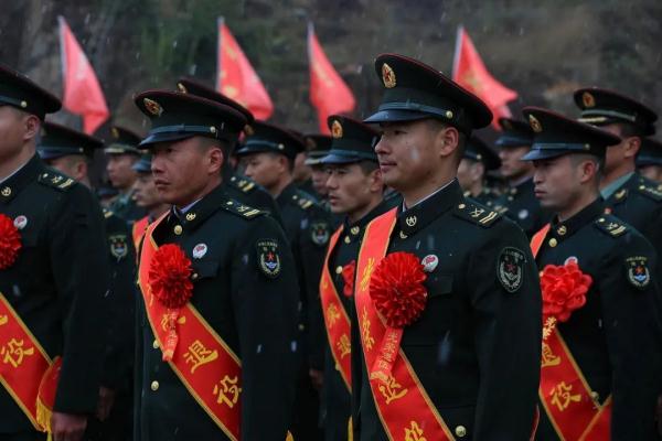 雪花纷飞时,退伍老兵与军营告别 雪花纷飞时,退伍老兵与军营告别