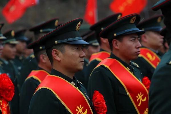 雪花纷飞时,退伍老兵与军营告别 雪花纷飞时,退伍老兵与军营告别