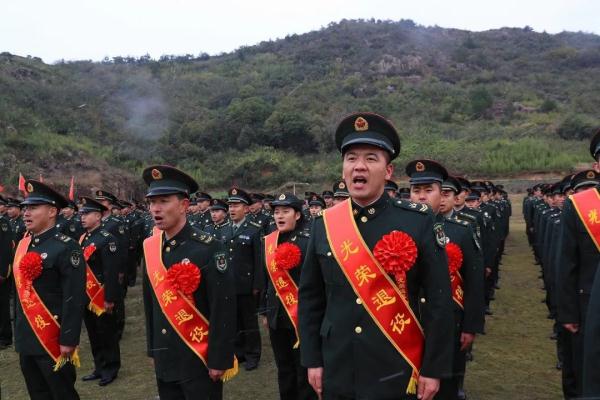 雪花纷飞时,退伍老兵与军营告别 雪花纷飞时,退伍老兵与军营告别