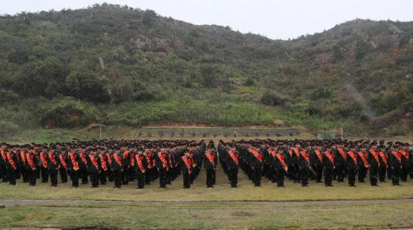 雪花纷飞时,退伍老兵与军营告别 雪花纷飞时,退伍老兵与军营告别