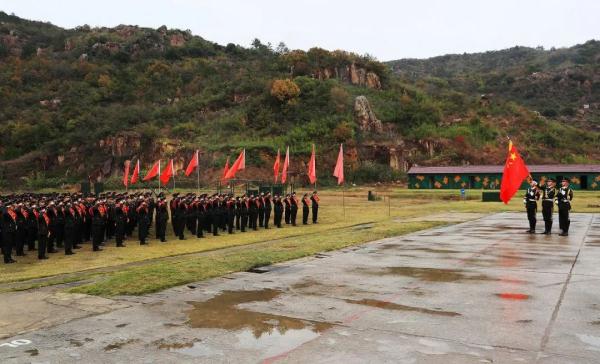 雪花纷飞时,退伍老兵与军营告别 雪花纷飞时,退伍老兵与军营告别