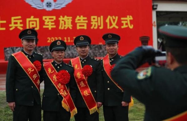 雪花纷飞时,退伍老兵与军营告别 雪花纷飞时,退伍老兵与军营告别