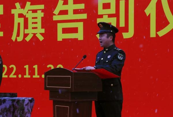 雪花纷飞时,退伍老兵与军营告别 雪花纷飞时,退伍老兵与军营告别