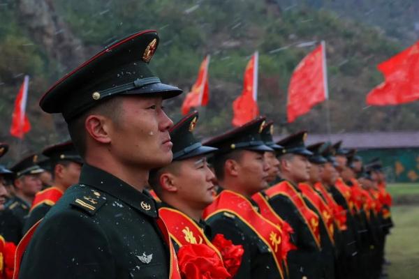 雪花纷飞时,退伍老兵与军营告别 雪花纷飞时,退伍老兵与军营告别