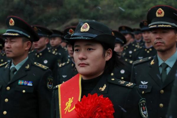 雪花纷飞时,退伍老兵与军营告别 雪花纷飞时,退伍老兵与军营告别