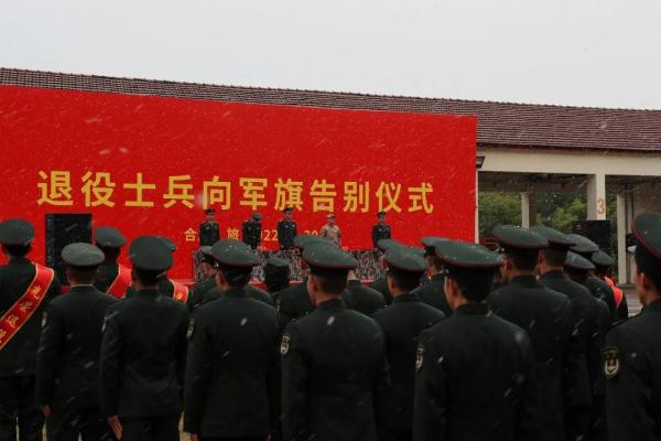 雪花纷飞时,退伍老兵与军营告别 雪花纷飞时,退伍老兵与军营告别
