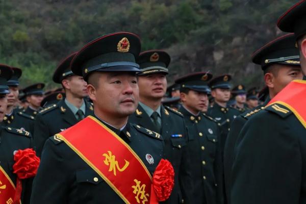 雪花纷飞时,退伍老兵与军营告别 雪花纷飞时,退伍老兵与军营告别