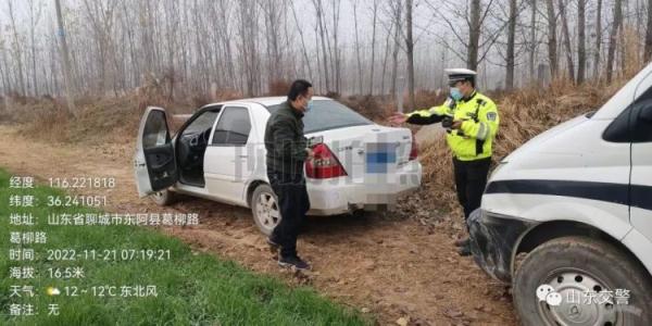 荒唐!无证、脱保、未年审 男子为躲交警钻坟地 荒唐!无证、脱保、未年审 男子为躲交警钻坟地