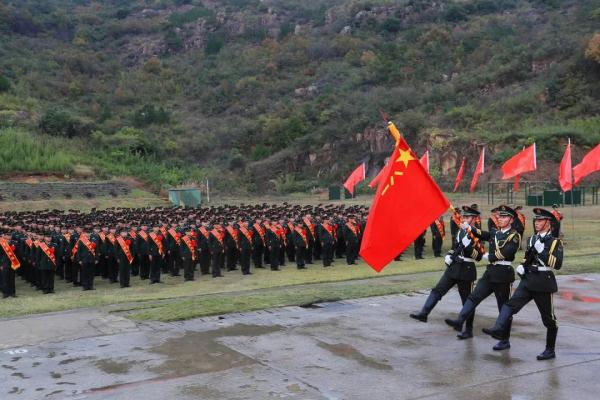 雪花纷飞时,退伍老兵与军营告别 雪花纷飞时,退伍老兵与军营告别